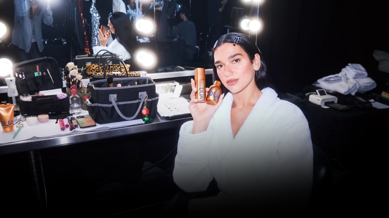 Cuando usar un celebrity te diluye en lugar de fortalecerte. El lanzamiento de DUA, by Dua Lipa y Augustinus Bader
